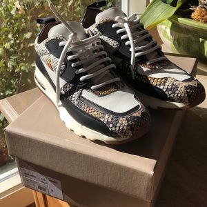 Brand new in box Esseutesse sneakers